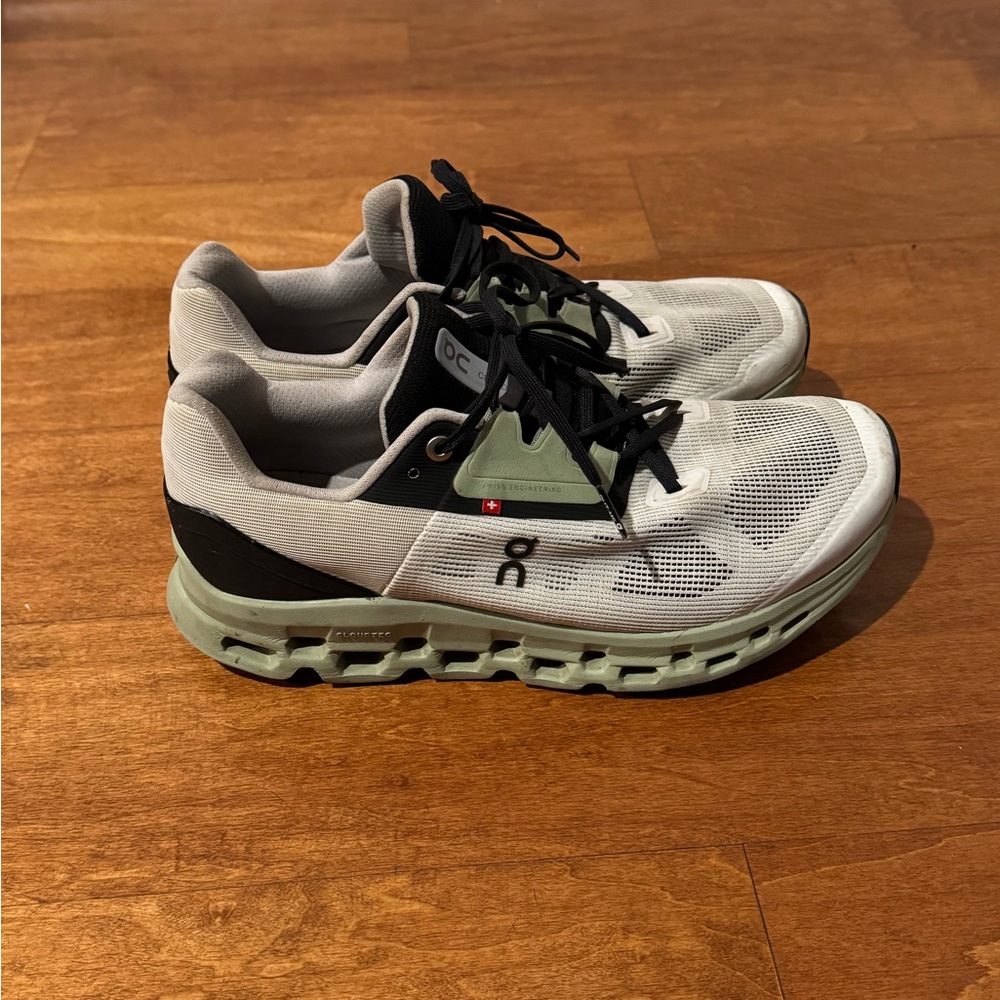 ON Cloudstratus running shoes Size 9